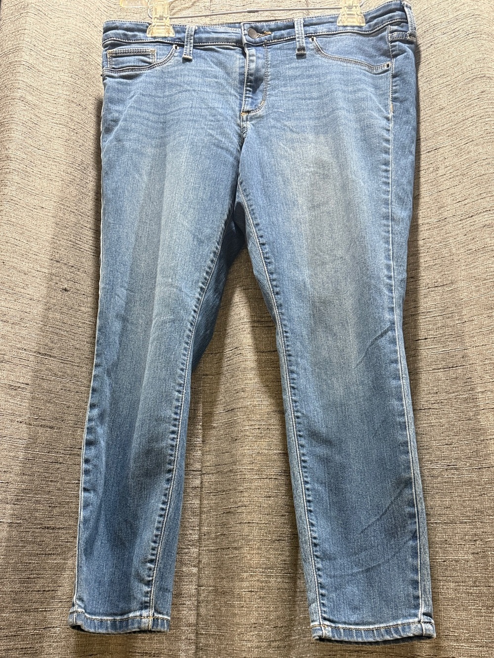 Universal Thread Women's Ankle Jeans in Classic Blue-size 12/ 26” inseam